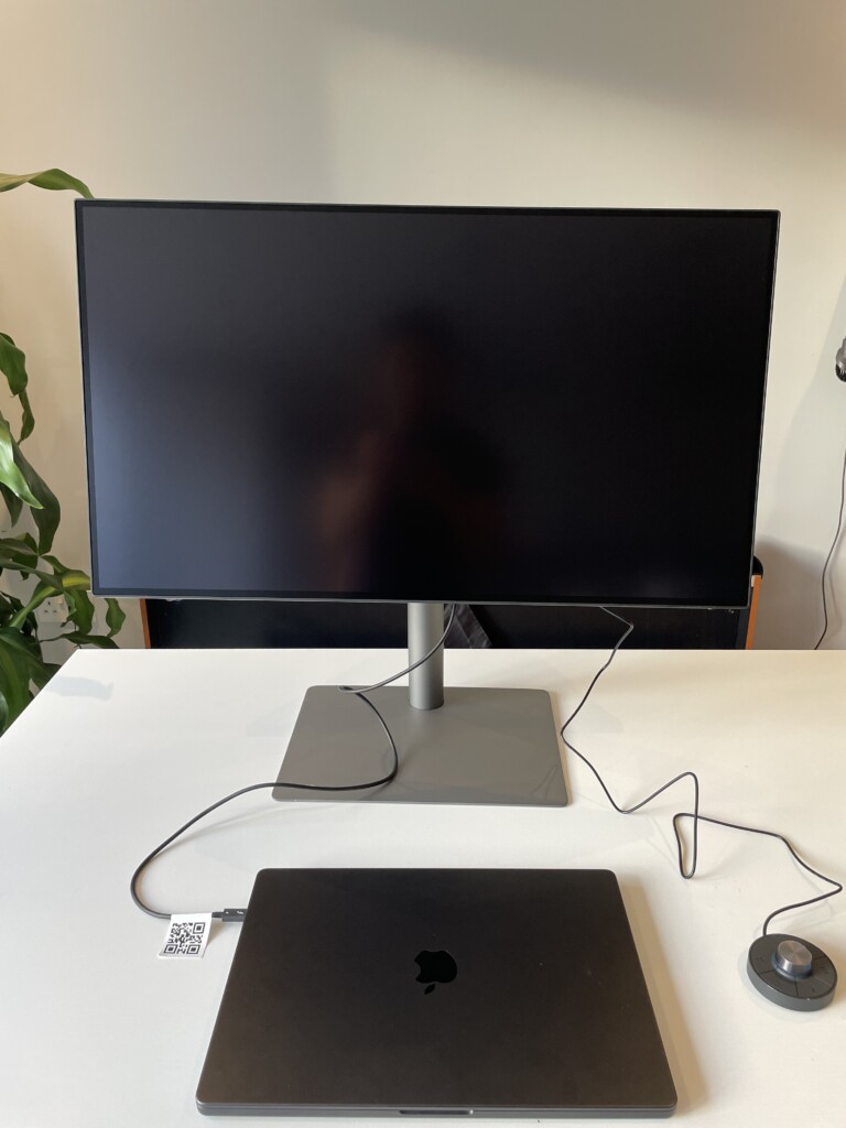BenQ PD3225U front