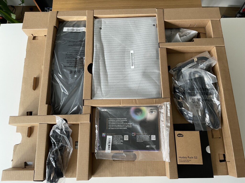 BenQ PD3225U unboxing