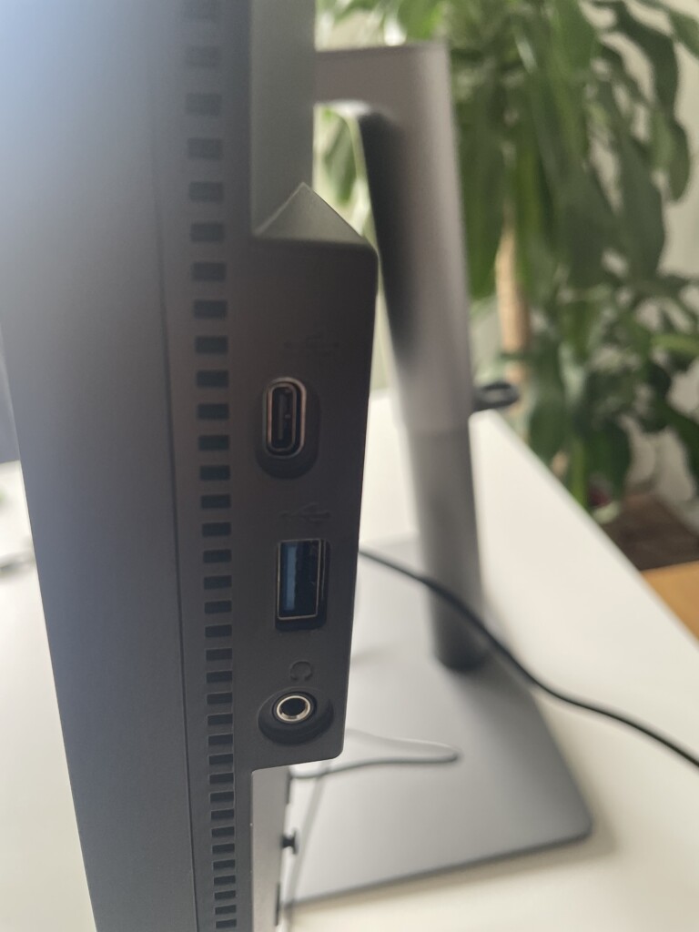 BenQ PD3225U usb and headphone jacks
